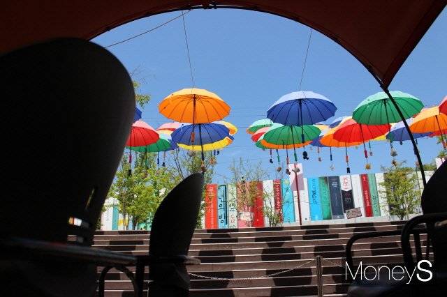 레일바이크 실루엣과 우산 조형물. 김유정역 인근에는 레일파크가 있다. /사진=박정웅 기자