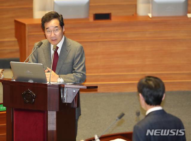 【서울=뉴시스】 전진환 기자 = 제369회 국회(임시회) 본회의가 열린 11일 오후 서울 여의도 국회 본회의장에서 이낙연 국무총리가 하태경 바른미래당 의원의 질문에 답하고 있다. 2019.07.11. amin2@newsis.com