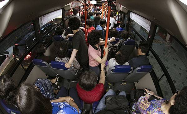 ⓒ시사IN 이명익 지난 6월26일 서울 상계동에서 강남역까지 운행하는 146번 버스. 첫차부터 만석으로 운행되고 있다.