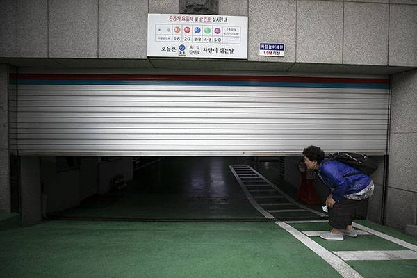 ⓒ시사IN 이명익 146번 버스에서 내린 박영숙씨가 근무지 정문이 아닌 주차장 문을 통해 출근하고 있다.