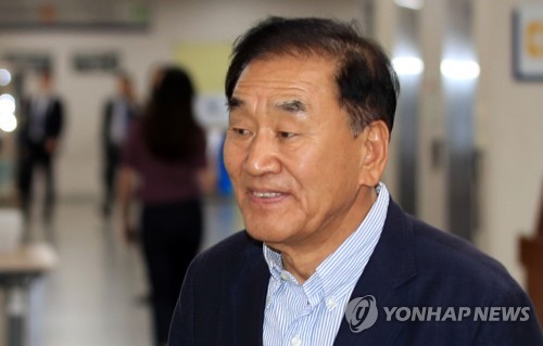 이재오 전 의원이 '반공법 사건' 재심 공판에 출석하는 모습. [연합뉴스 자료사진]