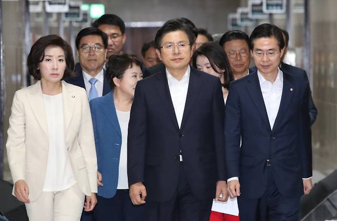 황교안 자유한국당 대표와 나경원 원내대표가 11일 국회에서 열린 최고위원회의에 들어서고 있다. (사진=연합뉴스)