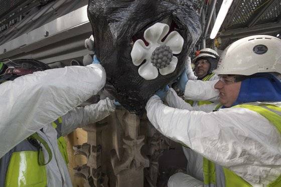 관계자들이 빅 벤 외부 장식 일부를 복원하고 있다. [AFP=연합뉴스]