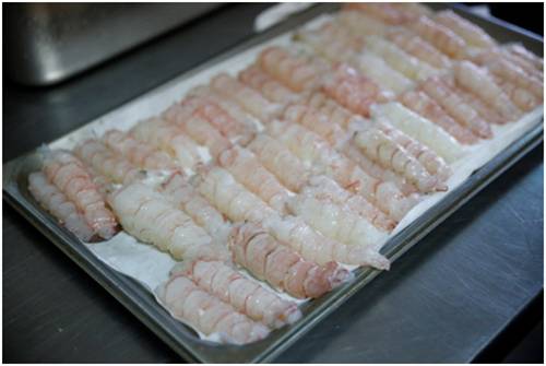 머리와 꼬리가 손질된 랑구스틴