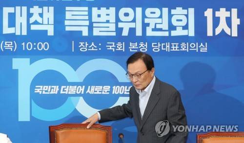 일본경제보복대책특위 참석하는 이해찬 (서울=연합뉴스) 하사헌 기자 = 더불어민주당 이해찬 대표가 11일 오전 국회 당대표회의실에서 열린 일본경제보복대책특별위원회 회의에 참석하고 있다. 2019.7.11 toadboy@yna.co.kr