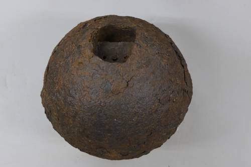 뚜껑이 있는 비격진천뢰 [국립진주박물관 제공]