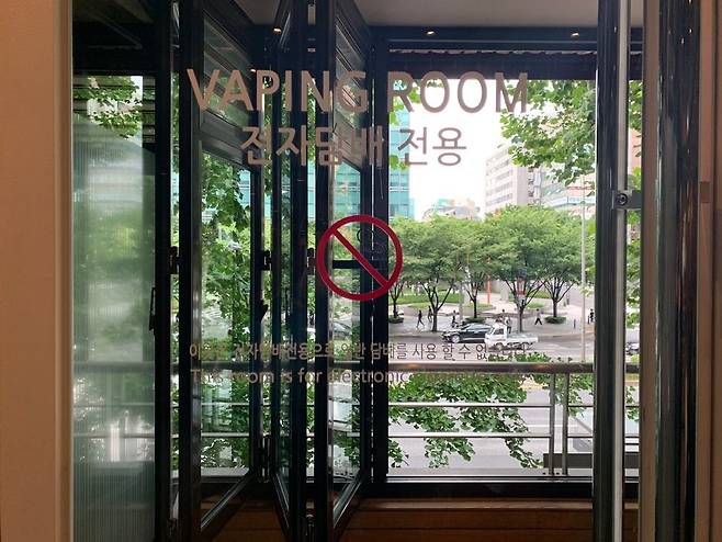 전자담배를 이용해 니코틴을 흡입하고 수중기를 내뿜는 ‘신종 흡연’인 베이핑이 최근 흡연자들의 새로운 트렌드가 되면서 국내 일부 카페가 ‘베이핑 룸’을 설치, 운영 중이다. 지난 12일 서울 강남구의 한 커피 전문점에 설치된 베이핑 룸. ‘전자담배 전용’이라는 글씨가 눈에 띈다. 박상현 인턴기자/pooh@heraldcorp.com