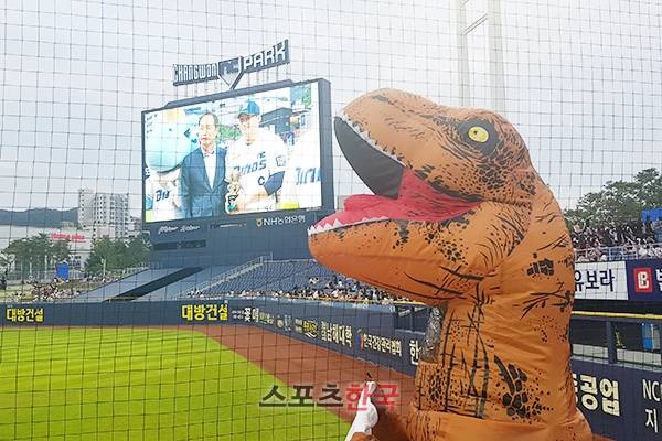 지난 12일 창원NC파크에 출몰한 '공룡빌런' (사진=윤승재 기자)
