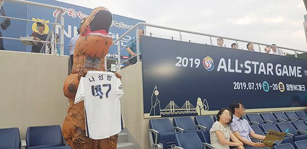 12일에는 지난 5월초 부상으로 전열에서 이탈한 나성범이 오랜만에 팬들 앞에 나서는 행사가 있었다. 이에 공룡빌런은 나성범 유니폼을 들고와 열심히 흔들며 그라운드에 나서는 나성범을 반겼다.  (사진=윤승재 기자)