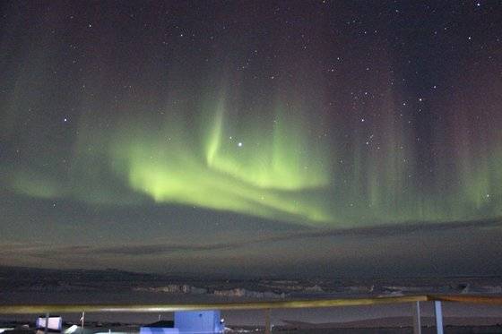 남극대륙 장보고과학기지에서 본 5월 극야의 하늘과 오로라. [사진 극지연구소]