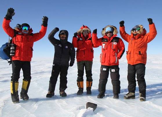 .운석 발견에 기뻐하는 장보고기지 연구원들. [사진 극지연구소]