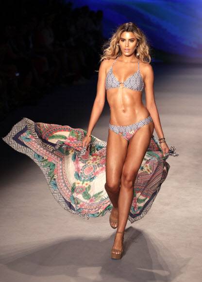 모델이 13일(현지시간) 미국 플로리다주 마이애미 비치에서 열린 ‘마이애미 스윔 위크(Miami Swim Week)’중 디자이너 룰리 파마(Luli Fama)의 수영복을 선보이고 있다.AP 연합뉴스