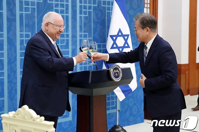 문재인 대통령과 루벤 리블린 이스라엘 대통령이 15일 청와대에서 오찬 전 건배를 하고 있다. (청와대 제공) 2019.7.15/뉴스1