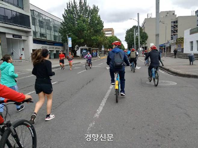 일요일인 14일(현지시간) 콜롬비아 보고타 시클로비아에서 시민들이 조깅을 하거나 자전거를 타고 있다. 고영득 기자
