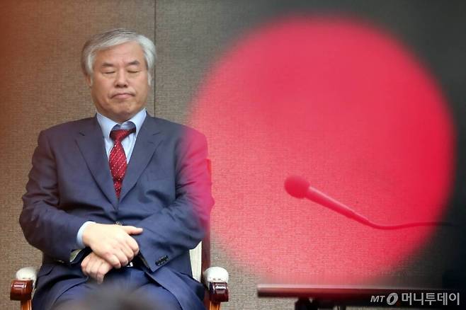  대통령 하야를 주장한 한국기독교총연합회 대표회장 전광훈 목사가 지난달 11일 오후 서울 중구 프레스센터에서 열린 '대한민국 어디로 가고 있는가?' 기자회견에서 생각에 잠겨있다. / 사진=이기범 기자 leekb@