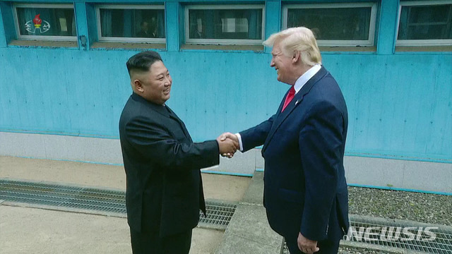 【서울=뉴시스】지난 6월30일 경기도 파주 판문점에서 김정은 북한 국무위원장(왼쪽)과 도널드 트럼프 미국 대통령이 악수를 나누고 있다. 2019.07.15. (사진=조선중앙TV 캡처)  photo@newsis.com