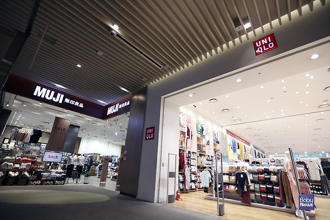 월드타워몰 1층에 일본 브랜드인 무인양품과 유니클로가 함께 자리해 있다. 김근현 기자 ⓒ베이비뉴스