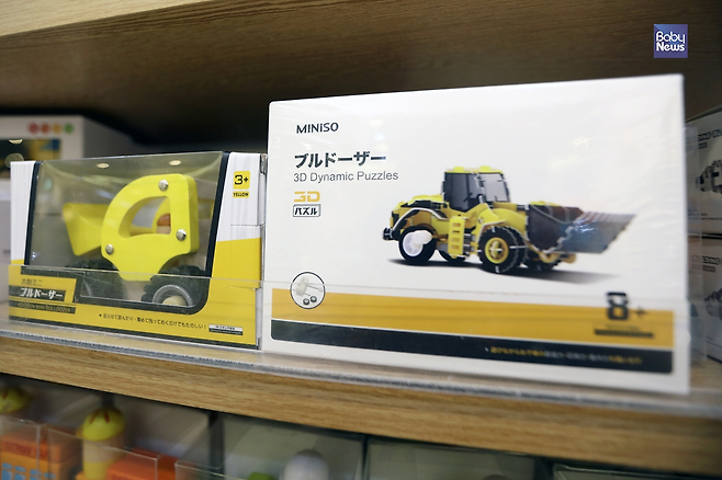 4층 키즈몰에 도착하면 가장 먼저 보게 되는 MINISO 매장, 미니소는 일본 라이프 스타일 SPA브랜드다. 미니소 매장 진열대에 일본어로 적혀있는 장난감들이 진열돼 있다. 김근현 기자 ⓒ베이비뉴스