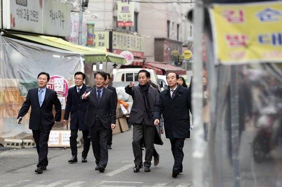 지난해 1월 당시 장하성 대통령 정책실장(현 주중 대사)은 소상공인들에게 "최저임금을 인상하면 하반기에 효과가 나올 거라 확신한다"고 했다. 하지만 자영업자들은 "올해가 최악"이라고 한다.[사진제공=청와대]