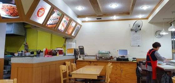 지난해 1월 당시 장하성 대통령 정책실장이 방문했던 서울 신림동의 분식집 내부가 썰렁하다. 장세정 기자