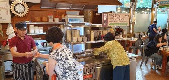 경기도에서 음식점을 경영하는 조병진(왼쪽) 사장은 최저임금 인상 이후 직접 쟁반을 나른다. 장세정 기자