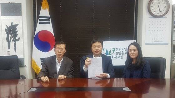 최저임금의 급격합 인상과 주52시간제 도입에 따른 부작용으로 고통받는 소상공인들이 제기한 헌법소원을 대리하고 있는 김태훈(왼쪽) 한변 상임대표, 우인식 사무총장, 정선미 변호사.