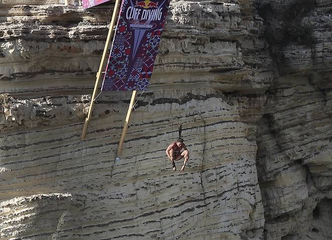 14일(현지시간) 한 여성 선수가 다이빙을 하고 있다. [AP=연합뉴스]