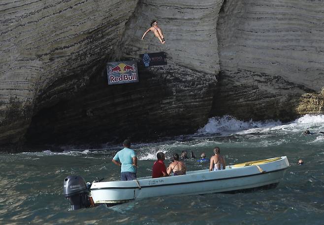 혹여나 부상을 당하거나, 뭍으로 이동하기 위해 바위 주변에는 여러척의 보트가 배치됐다. [AP=연합뉴스]