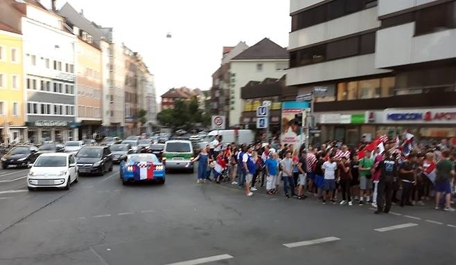 뉘른베르크 구도심에서 숙소로 가는 길. 크로아티아 국기를 흔드는 사람들로 거리가 어수선하다. 2018년 러시아 월드컵에서 준우승을 차지한 것을 축하하는 모습이다.