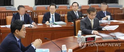 자료 정리하는 서훈 국가정보원장 (서울=연합뉴스) 김주형 기자 = 서훈 국가정보원장(오른쪽)이 16일 오전 열린 국회 정보위원회 전체회의에 참석해 자료를 정리하고 있다. 2019.7.16 kjhpress@yna.co.kr
