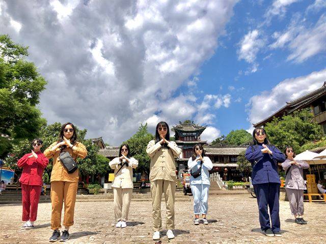 이경민씨가 지난 5월 친구들과 중국 리장을 찾았을 때 맞춰 입은 무지개 색깔의 탕좡. 전통 의상이라 원색 그대로의 무지개는 아니었음에도, 묘하게 재미있는 조합이다. 이경민씨 제공