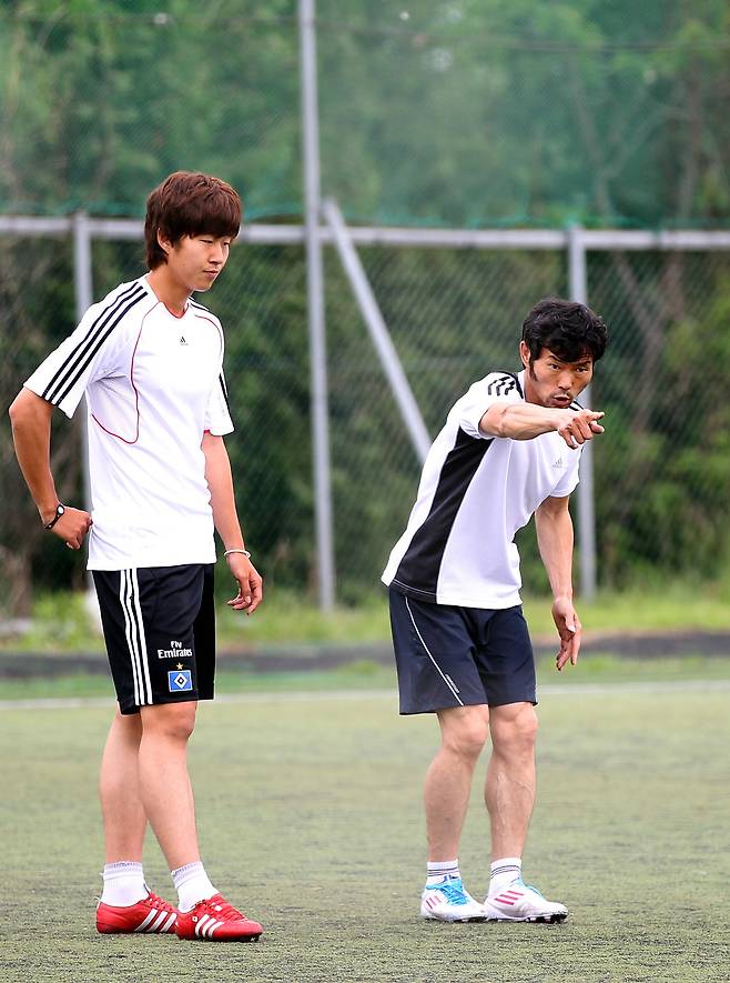 2011년 5월 아버지 손웅정씨와 맹훈련 중인 손흥민. [중앙포토]