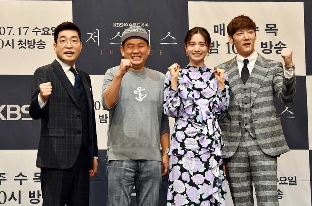 왼쪽부터 손현주, 조웅 PD, 나나, 최진혁