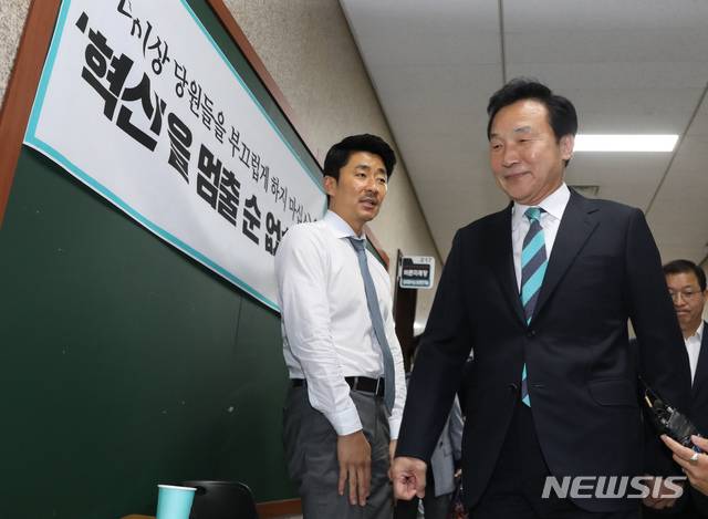 【서울=뉴시스】고승민 기자 = 바른미래당 손학규 대표가 15일 서울 여의도 국회에서 열린 바른미래당 최고위원회의에 참석하기 전 복도에서 단식농성중인 권성주 혁신위원과 인사를 마친 뒤 그를 지나치고 있다. 2019.07.15.kkssmm99@newsis.com