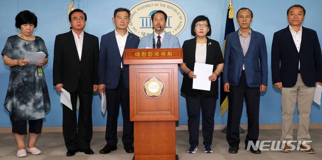 【서울=뉴시스】 박영태 기자 = 17일 오후 서울 여의도 국회 정론관에서 바른미래당 지역위원장과 책임당원들이 바른미래당 혁신위원회의 외압에 대한 진상을 밝히고 중립적 혁신위 재구성을 요구하는 기자회견을 하고 있다. 2019.07.17.since1999@newsis.com