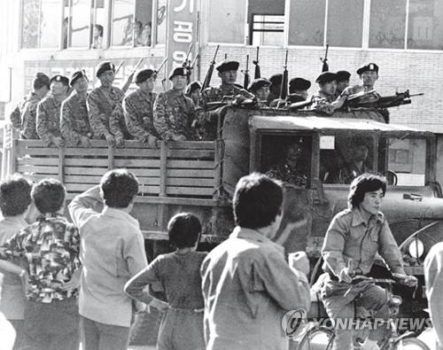 부마민주항쟁 당시 경남 마산에서 이동 중인 공수부대 [박영주 씨 제공, 재판매 및 DB 금지]