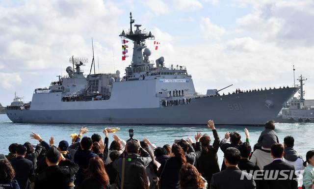 【부산=뉴시스】하경민 기자 = 지난해 11월13일 부산 남구 해군작전사령부 부산작전기지 부두에서 청해부대 28진 '최영함'(DDH-Ⅱ·4400t급)이 가족과 동료 장병들의 환송을 받으며 출항하고 있다. 2018.11.13. yulnetphoto@newsis.com