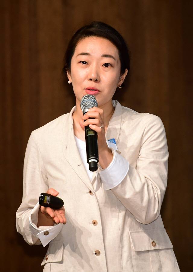 18일 서울 신라호텔 영빈관에서 서울경제신문 주최로 열린 2019대한민국상생컨퍼런스에서 추영민 네이버 파트너스퀘어 리더가 주제발표를 하고 있다./권욱기자