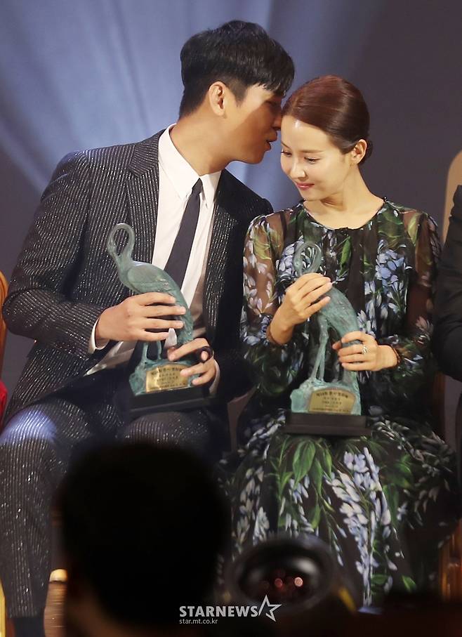 [★포토]주지훈-조여정 '속닥속닥'