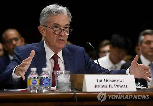 파월 연준 의장, 美 상원에서도 '금리 인하' 시사 (워싱턴 로이터=연합뉴스) 제롬 파월 미국 연방준비제도(Fed·연준) 의장이 지난 11일(현지시간) 상원 은행위원회 청문회에서 발언하고 있다. 파월 의장은 전날 하원 금융서비스위원회에 이어 이날 상원에서도 이번달 기준금리 인하를 거듭 시사했다. [연합뉴스 자료사진]