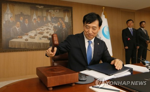 의사봉 두드리는 이주열 한국은행 총재 (서울=연합뉴스) 정하종 기자 = 이주열 한국은행 총재가 18일 오전 서울 중구 한국은행에서 열린 금융통화위원회에서 의사봉을 두드리고 있다. chc@yna.co.kr