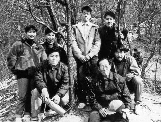 정의선 현대차그룹 수석부회장(앞줄 왼쪽) 등 손주들과 함께 있는 정주영 명예회장.