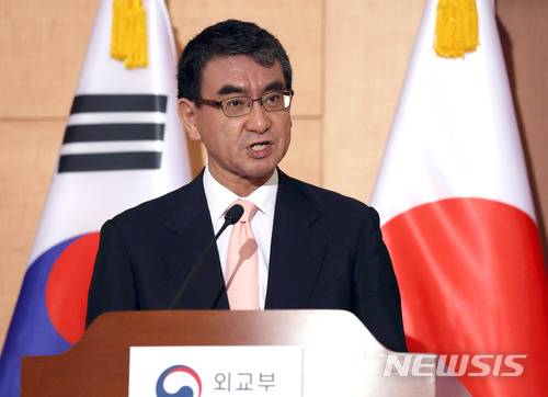 【서울=뉴시스】전진환 기자 = 고노 다로 일본 외무상이 14일 오전 서울 종로구 외교부청사에서 한·미·일 외교장관 회담 공동기자회견을 하고 있다. 2018.06.14.   photo@newsis.com   <저작권자ⓒ 공감언론 뉴시스통신사. 무단전재-재배포 금지.>