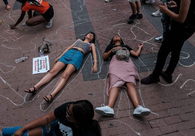 에릭 가너의 사망 5주기인 17일 뉴욕에서 경찰관 대니얼 판탈레오에 대한 연방 검찰의 불기소 처분에 항의하는 시민들이 사건현장의 시신처럼 누워있는 '다이-인(Die-in)' 시위를 하고 있다. 뉴욕=로이터 연합뉴스