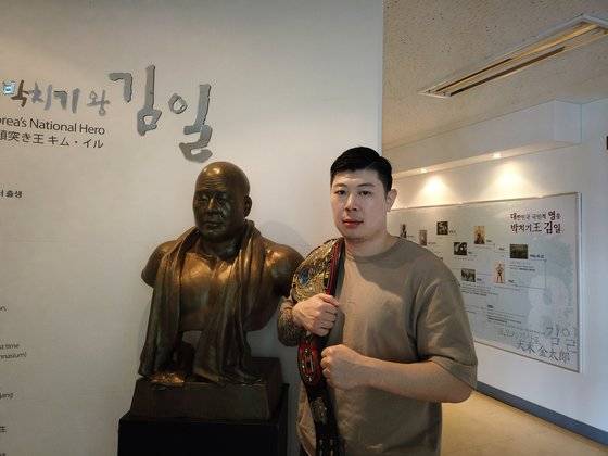 김남석 선수는 챔피언에 오르자마자 김일 선수의 고향을 찾아 인사드렸다. [사진 김남석]