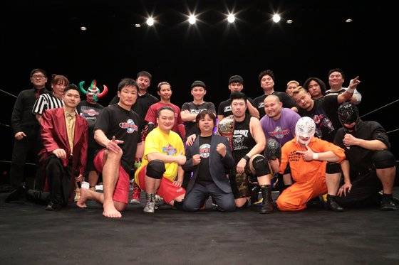 지난 1월 챔피언에 오른후 함께 시합한 선수들과. [사진 김남석]