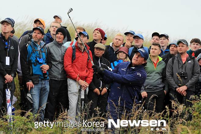 디 오픈 챔피언십 2라운드 8번홀 트러블 샷을 시도하는 필 미켈슨. (사진 오른쪽)