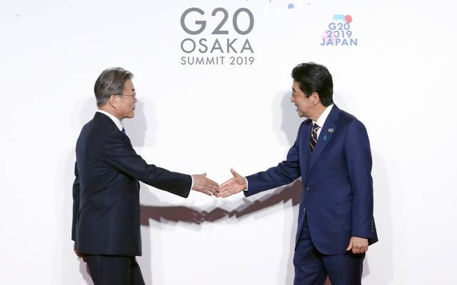 문재인 대통령이 6월28일 오전 주요 20개국(G20) 정상회의 공식환영식에서 일본 아베 신조 총리와 악수하고 있다. 연합뉴스