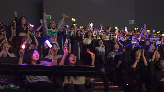 19일 CGV용산에서 '알라딘' 4DX 싱어롱(댄서롱) 상영회가 열렸다. 영화 속 캐릭터를 코스프레하거나 LED 왕관을 쓴 관객들이 노래와 춤을 따라하고 있다. CGV 4DX에서 이 영화 관객 수는 90만명으로, '겨울왕국', '어벤져스:엔드게임'을 제치고 역대 1위에 올랐다. [사진 CJ CGV]