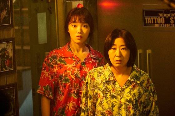 개봉 전 '걸복동'으로 불리며 악의적인 댓글에 시달렸던 '걸캅스'는 개봉 후 영화를 본 관객들의 입소문과 지난해 '미쓰백'에 이어 여성 관객들의 '영혼보내기' 운동이 확산되며 손익분기점을 넘는 흥행성과를 냈다. [사진 CJ엔터테인먼트]